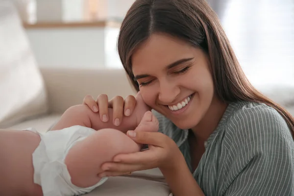 Mãe Com Seu Bebê Recém Nascido Casa — Fotografia de Stock