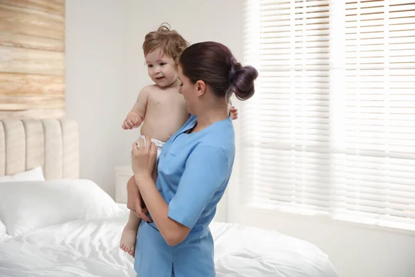 Vrouwelijke Orthopeed Met Schattige Kleine Baby Binnen — Stockfoto