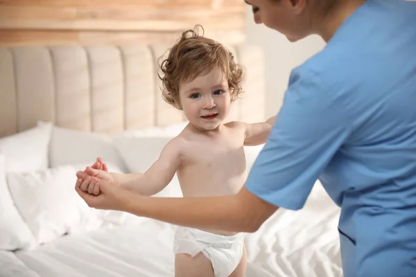 Orthopédiste Examen Mignon Petit Bébé Sur Lit — Photo