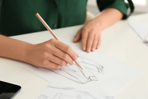 Frau Zeichnet Kleidung Mit Bleistift Auf Blatt Papier Weißem Tisch — Stockfoto