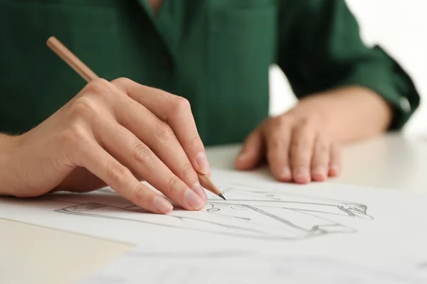 Wanita Menggambar Pakaian Dengan Pensil Atas Selembar Kertas Meja Putih — Stok Foto