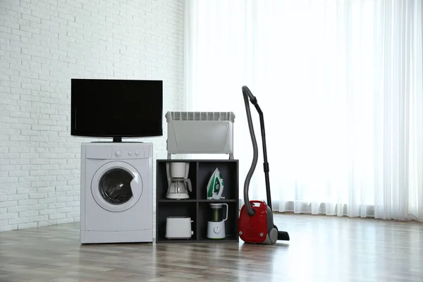 Modern Vacuum Cleaner Dan Peralatan Rumah Tangga Yang Berbeda Dekat — Stok Foto