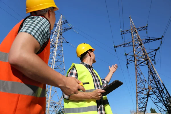 Electricistas Profesionales Uniformes Cerca Torres Alto Voltaje — Foto de Stock