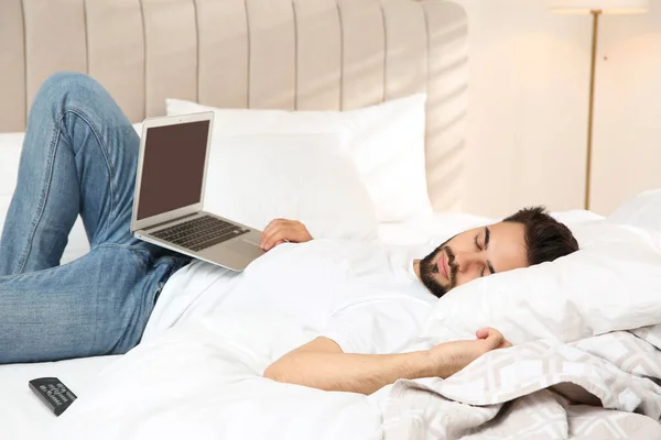 Fauler Junger Mann Mit Laptop Schläft Hause Auf Bett — Stockfoto
