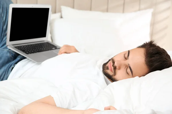 Fauler Junger Mann Mit Laptop Schläft Hause Auf Bett — Stockfoto