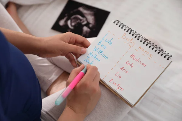 Schwangere Mit Baby Namensliste Bett Nahaufnahme — Stockfoto
