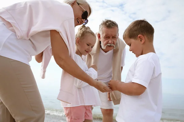 Niedliche Kleine Kinder Mit Großeltern Meeresstrand — Stockfoto