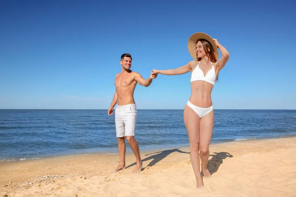 Mulher Biquíni Namorado Praia Casal Feliz — Fotografia de Stock