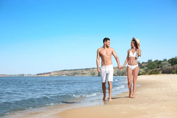 Mulher Biquíni Seu Namorado Praia Espaço Para Texto Casal Feliz — Fotografia de Stock