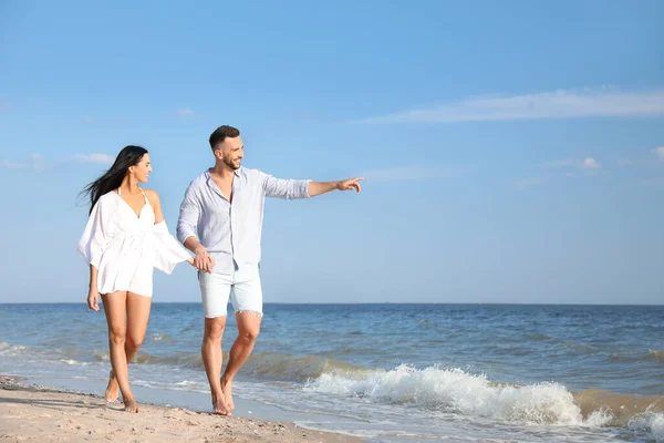 Felice Giovane Coppia Piedi Spiaggia Nella Giornata Sole — Foto Stock