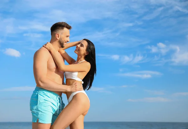 Glückliches Junges Paar Strand Sonnigem Tag — Stockfoto