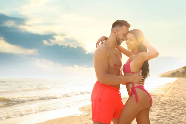 Feliz Pareja Joven Playa Día Soleado — Foto de Stock