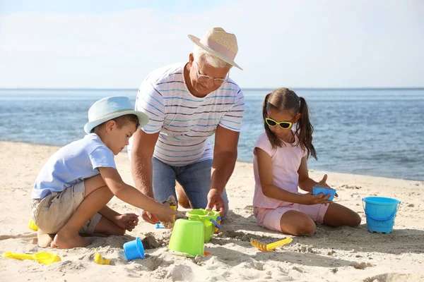 Niños Pequeños Abuelo Jugando Con Juguetes Plástico Playa Del Mar —  Fotos de Stock