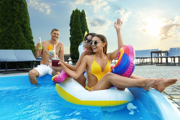 Gruppe Von Glücklichen Menschen Mit Erfrischenden Getränken Genießen Spaß Pool — Stockfoto