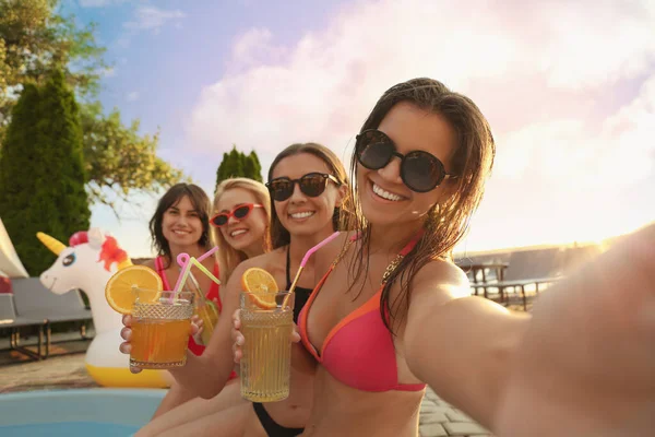 Mujeres Felices Con Bebidas Refrescantes Tomando Selfie Fiesta Piscina — Foto de Stock