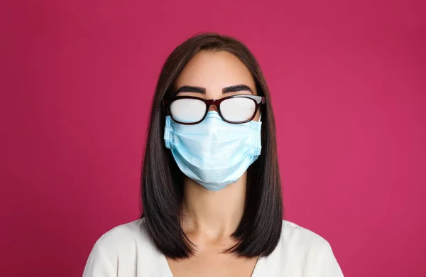 Mujer Joven Con Gafas Niebla Causadas Por Uso Máscara Desechable — Foto de Stock