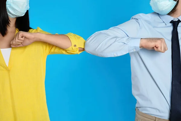Hombre Mujer Golpeando Codos Para Decir Hola Fondo Azul Claro — Foto de Stock