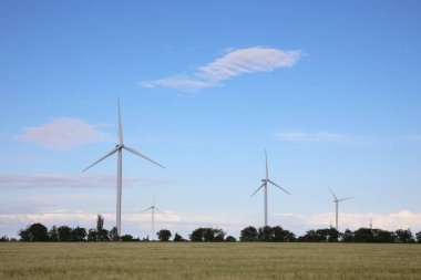 Rüzgar türbinleriyle çok güzel bir alan manzarası. Alternatif enerji kaynağı