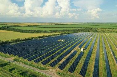 Güneş panelleri dışarı kurulmuş, hava manzaralı. Alternatif enerji kaynağı