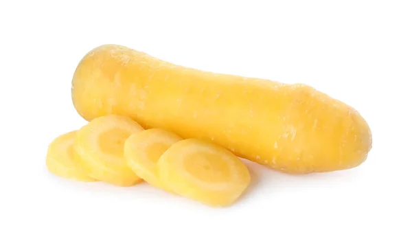 Schneiden Und Ganze Gelbe Karotten Isoliert Auf Weiß — Stockfoto