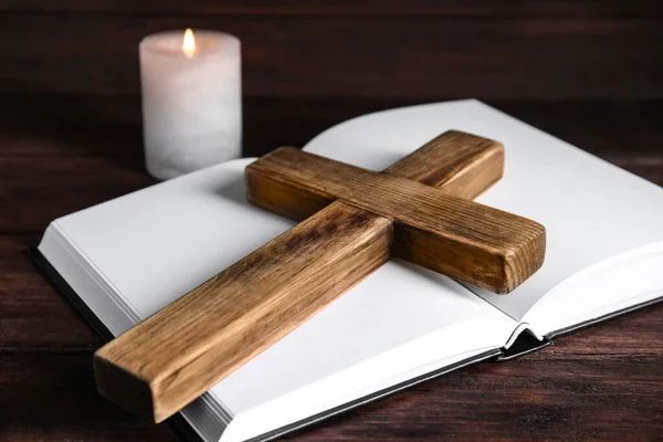 Cruz Biblia Vela Encendida Sobre Fondo Madera Primer Plano Religión — Foto de Stock
