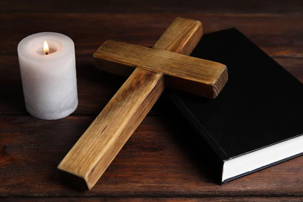 Cruz Biblia Vela Encendida Sobre Fondo Madera Primer Plano Religión — Foto de Stock