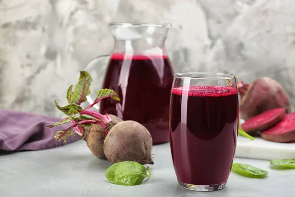 Jugo Remolacha Recién Hecho Sobre Mesa Gris — Foto de Stock