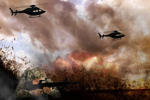 戦闘地域の兵士とヘリコプター — ストック写真