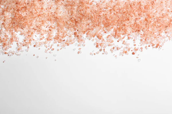 白で隔離されたピンクのヒマラヤン塩トップビュー — ストック写真