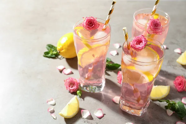 Deliciosa Bebida Refrescante Con Flores Rosa Rodajas Limón Mesa Gris —  Fotos de Stock