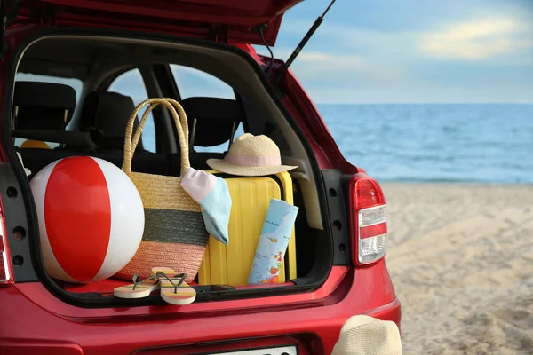 Rotes Auto Mit Gepäck Strand Nahaufnahme Sommerurlaub — Stockfoto