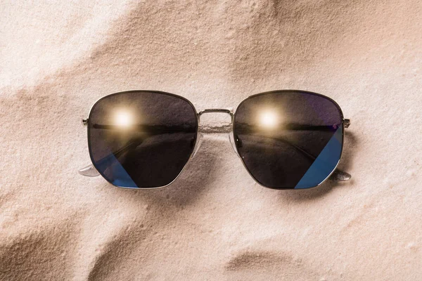 Stylowe Okulary Przeciwsłoneczne Białym Piasku Widok Góry — Zdjęcie stockowe