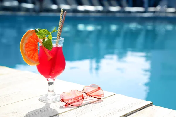 Verfrissende Cocktail Zonnebril Buurt Van Het Buitenzwembad Zonnige Dag Ruimte — Stockfoto