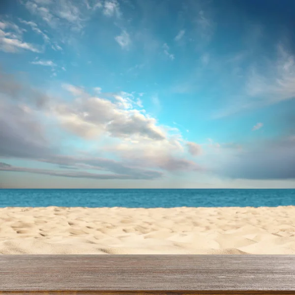 Dřevěný Povrch Písečné Pláži Blízkosti Oceánu — Stock fotografie