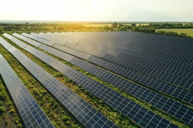 Güneş panelleri dışarı kurulmuş, hava manzaralı. Alternatif enerji kaynağı
