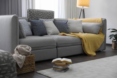 Pencerenin yanında rahat kanepesi olan şık bir oturma odası. İç tasarım