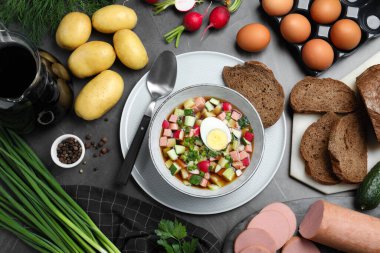 Soğuk okroshka, kvass ve diğer malzemelerle bezenmiş gri masa. Geleneksel Rus yaz çorbası