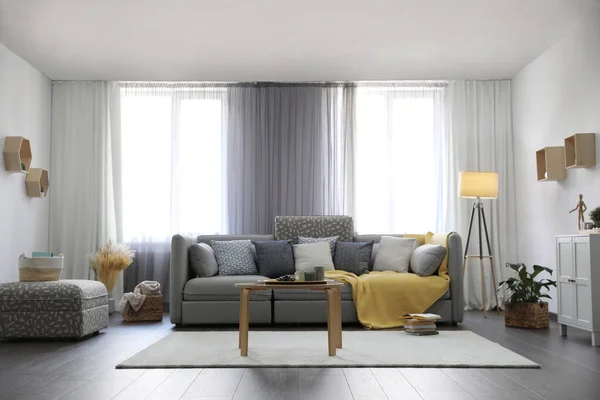 Elegantes Wohnzimmer Mit Bequemen Sofa Der Nähe Von Fenstern Innenarchitektur — Stockfoto