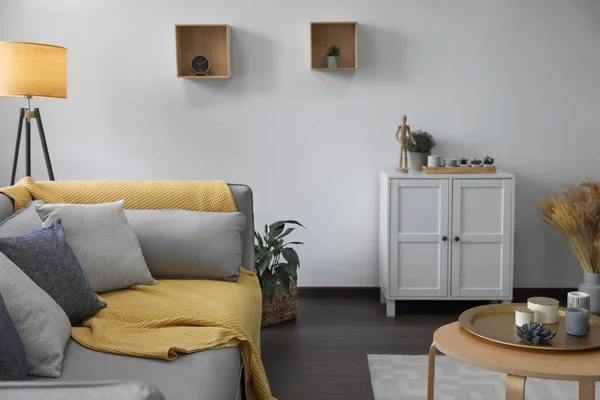 Elegante Salón Con Cómodo Sofá Mesa Madera Diseño Interiores — Foto de Stock