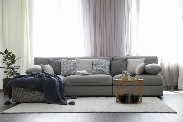 Elegantes Wohnzimmer Mit Bequemen Sofa Der Nähe Von Fenstern Innenarchitektur — Stockfoto