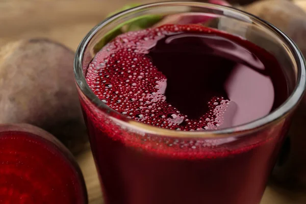 Bardakta taze pancar suyu, yakın çekim.