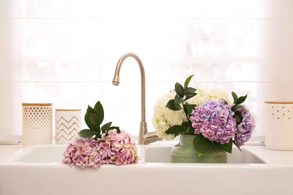 Ramillete Con Hermosas Flores Hortensia Fregadero —  Fotos de Stock