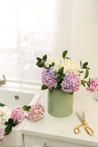 Kytice Krásnými Hortenzie Květiny Plechovce Nůžky Lehkém Pultu — Stock fotografie