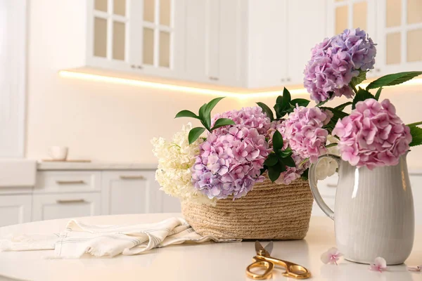 Krásné Hortenzie Květiny Nůžky Bílém Stole Kuchyni Prostor Pro Text — Stock fotografie