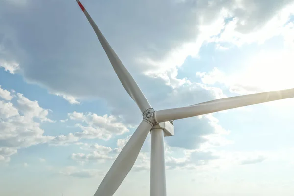 Moderne Windmolen Tegen Lucht Met Wolken Close Energie Efficiëntie — Stockfoto