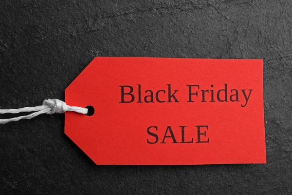 Czerwony Tag Słowami Black Friday Sale Ciemnym Tle Łupkowym Widok — Zdjęcie stockowe