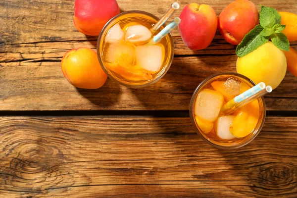 美味的清爽饮料 有杏仁放在木制桌子上 案文的篇幅 — 图库照片