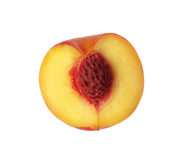 白で隔離された熟した桃の半分 — ストック写真