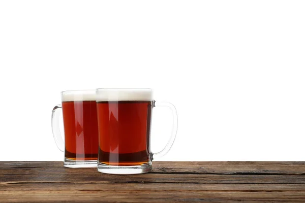 Glazen Mokken Van Heerlijk Kvass Houten Tafel Witte Ondergrond — Stockfoto