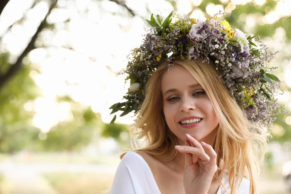 Giovane Donna Che Indossa Ghirlanda Fatta Bellissimi Fiori All Aperto — Foto Stock